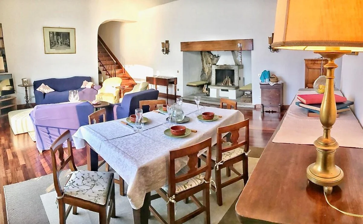 Zona pranzo e arredi della villa