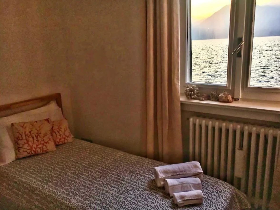 Camera con finestra sul lago